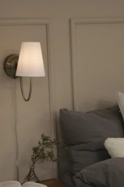 Amar Vägglampa Vit/Mässing