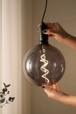 Globe Ljuskälla Rök E27 4W LED Dimbar