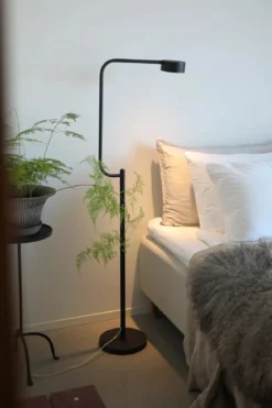 Hugo Golvlampa Svart