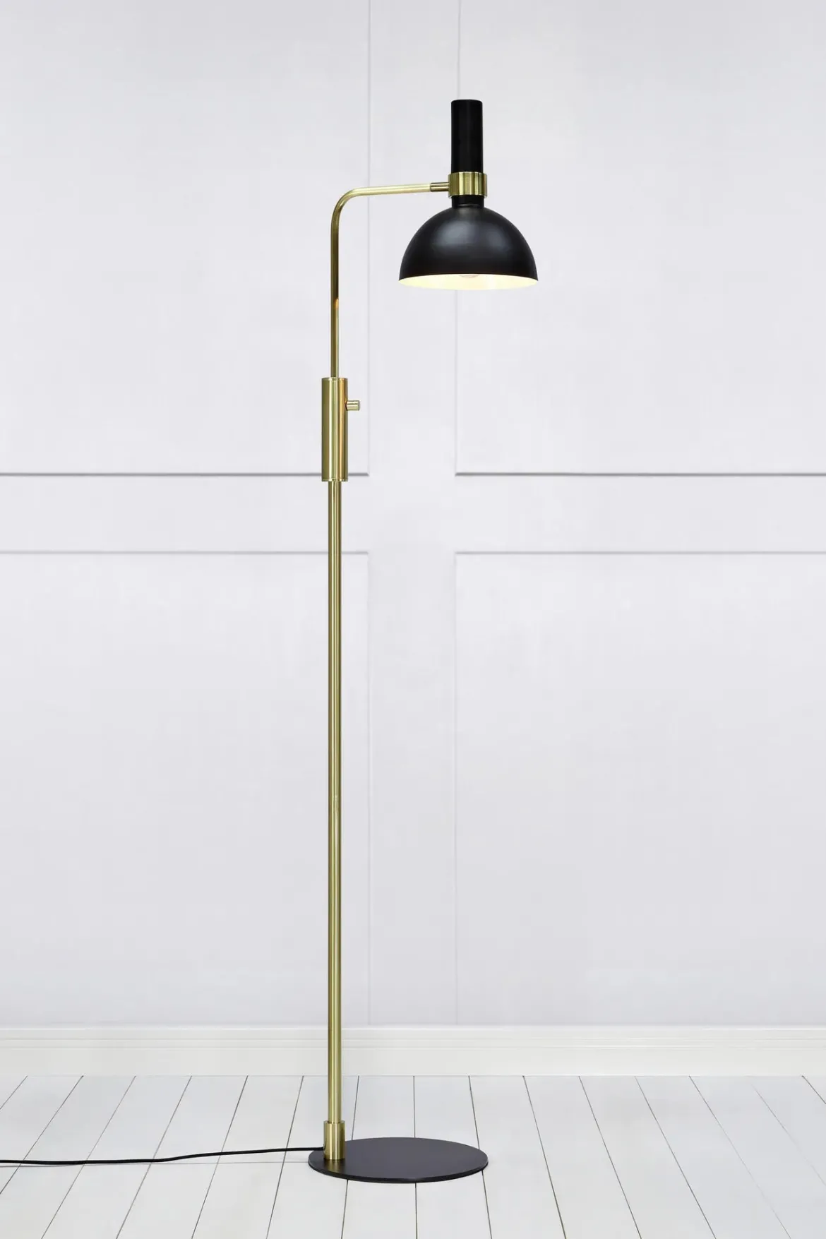 Larry Golvlampa Svart/Mässing