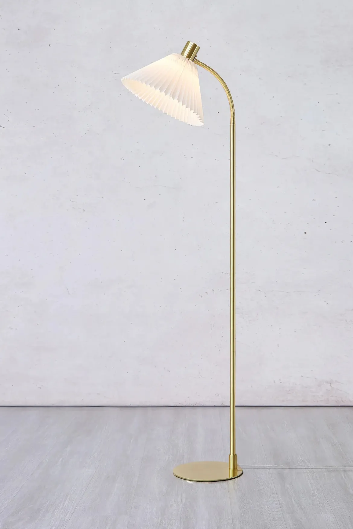 Mira Golvlampa Mässing