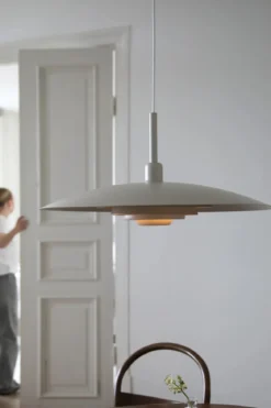 Piny Taklampa Beige 57 cm