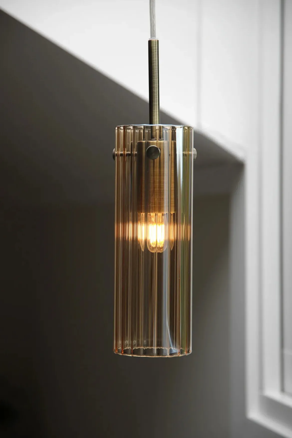 Tibia Fönsterlampa Bärnsten/Mässing