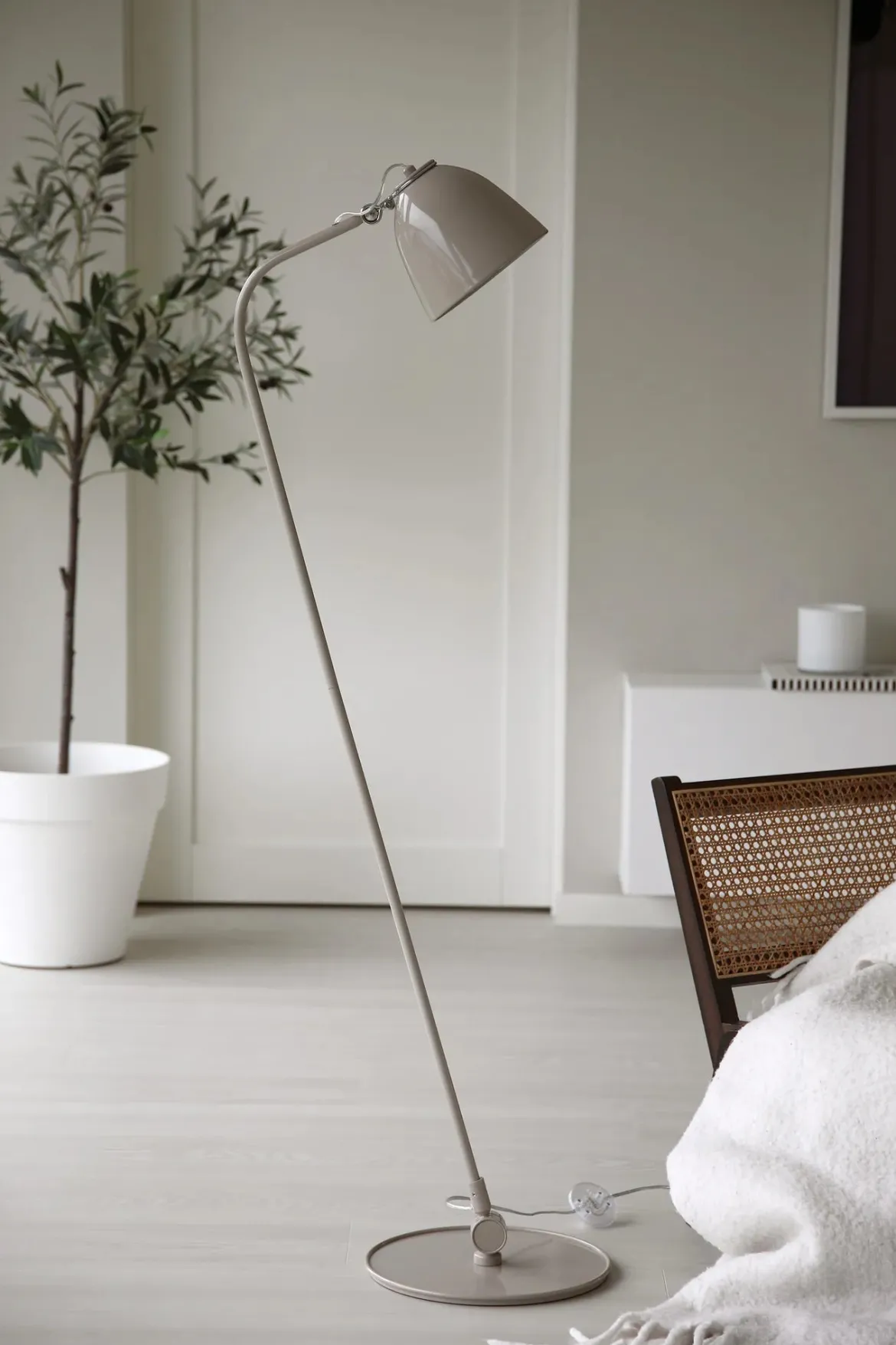 Tilt Golvlampa Greige